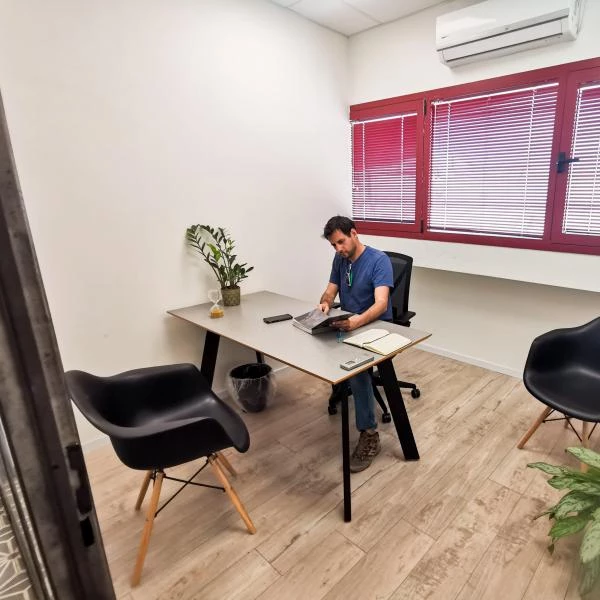 אלמנטים פסיכולוגיים חברתיים כאשר עובדים בסביבת עבודה משותפת